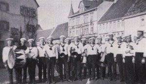 Das Bild zeigt die Stadtkapelle in Fasnetsuniform 