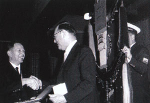Das Bild zeigt Regierungspräsident Birn (Bildmitte) beglückwünscht Vorstand Josef Seeburger zur Auszeichnun.