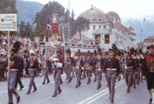 Das Bild zeigt die Stadtkapelle beim Festumzug durch Meran. Das Bild zeigt die Stadtkapelle beim Festumzug durch Meran.