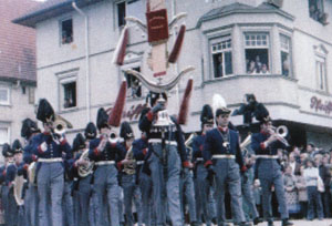 Das Bild zeigt die Stadtkapelle in historischer Fasnetsuniform. Das Bild zeigt die Stadtkapelle in historischer Fasnetsuniform.